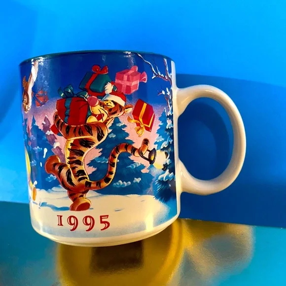 DISNEY STORE VTG 1995 CHRISTMAS WINNIE THE POOH COLLECTIBLE CERAMIC MUG - Picture 4 of 13
